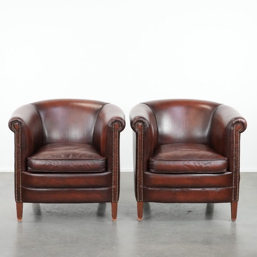 2 poltrone club in pelle bovina in buone condizioni, di un lussuoso colore rosso/marrone.