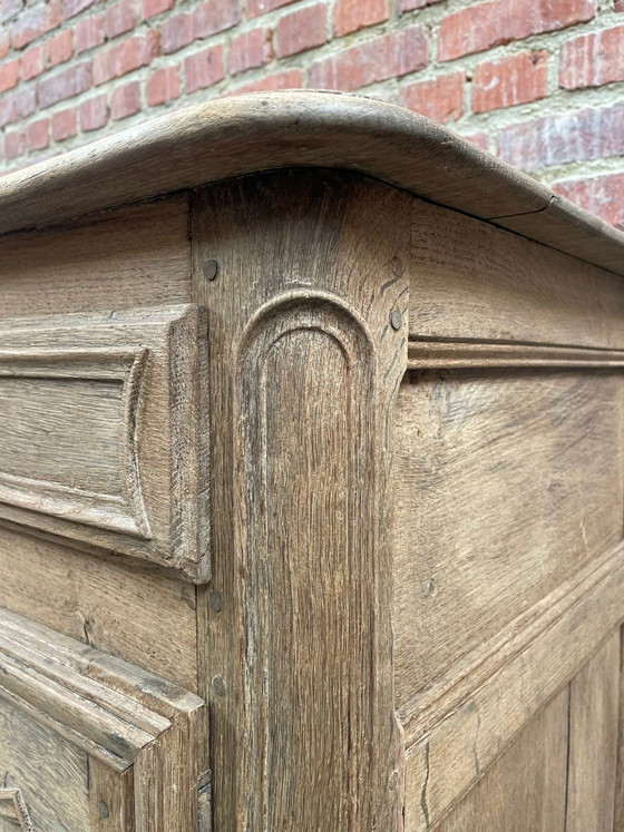 Image 1 of Credenza/buffet in stile rustico in rovere massello con intagli in legno.