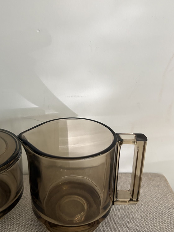 Image 1 of Jarra de leche y azucarero antiguos de Joe Colombo “Arno Italora”, de cristal ahumado.