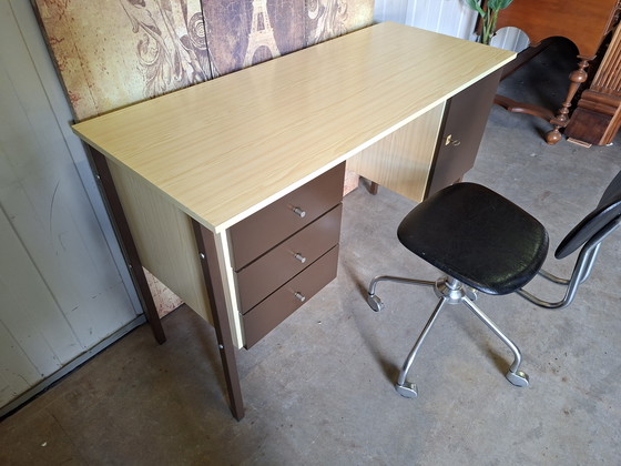 Image 1 of Scrivania vintage, tavolo da scrittura, con sedia da ufficio, dimensioni: 120x50 cm e 75 cm di altezza.