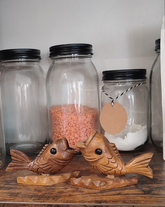 Paar antike, geschnitzte Zahnstocherhalter aus Holz in Fischform – poissons vintage sculptés, Tischdekoration (photo 6 of 11)
