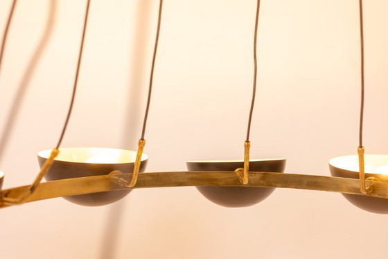 Image 1 of Lampadario a 12 luci in ottone patinato e metallo laccato nero. Contemporaneo