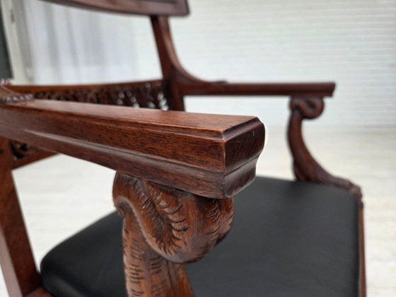 Image 1 of Jaren 1920-1930, Set van 2 fauteuils, ontwerp naar Georges Jacob, gesneden teakhout, leer, opnieuw gestoffeerd.