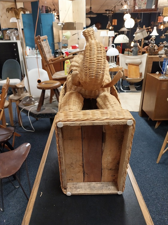 Image 1 of 1 x éléphant en rotin servant de table d'appoint avec plateau amovible, années 1960