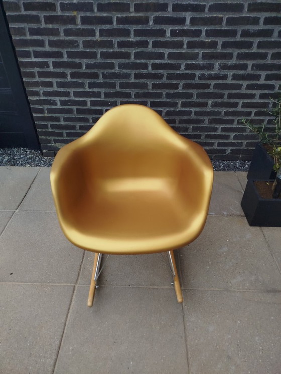 Image 1 of 1 sedia a dondolo dorata replica Eames