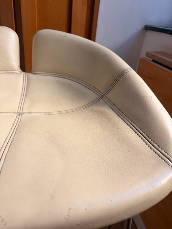 Autentico Sgabello da Bar Moroso in Pelle Italiana, Avorio / Crema | Design Scultoreo, Sgabelli, Metallo (foto 3 di 6)