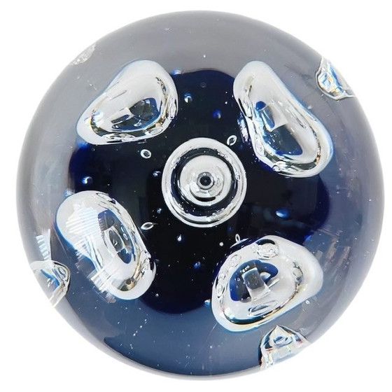 Image 1 of Presse-papier sphérique vintage en verre bleu, avec bulles d'air.