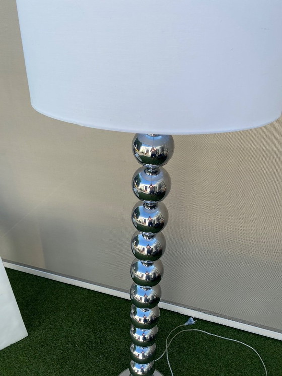 Image 1 of Lampada a sfera vintage con paralume bianco