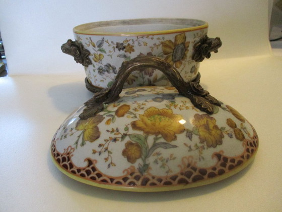 Image 1 of Toussi Court, Bonbonnière, ceramica con manici in bronzo, decorata con fiori.