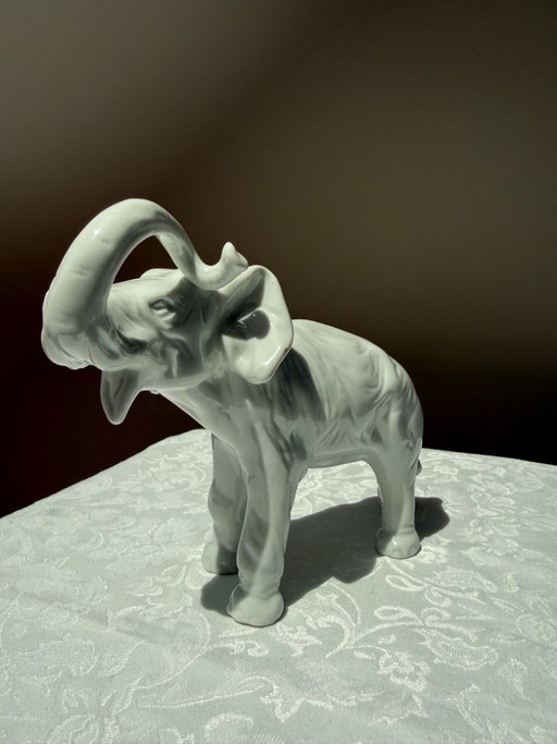 Royal Dux Olifantenbeeldje van wit porselein, vintage Tsjechisch design. – decoratieve objecten, Porcelain