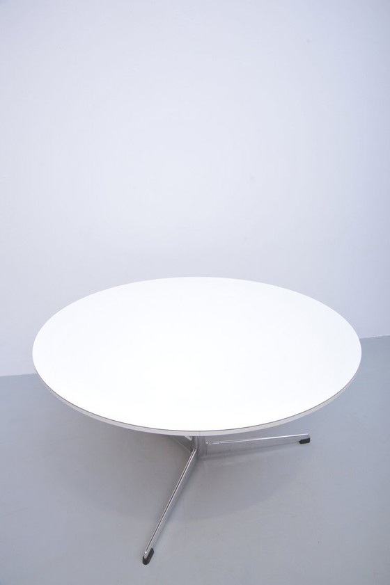 Image 1 of Arne Jacobsen Salontafel Rond Aluminium Fritz Hansen 1950