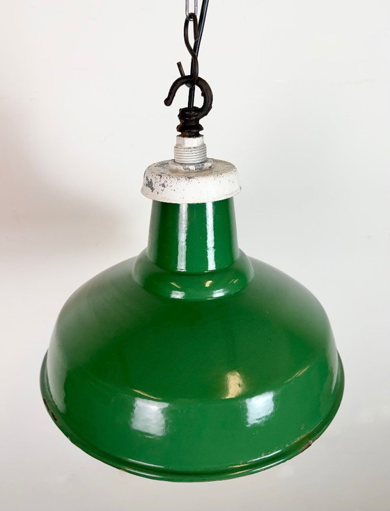 Image 1 of Industriële Britse groene emaille fabriekshanglamp, jaren 60