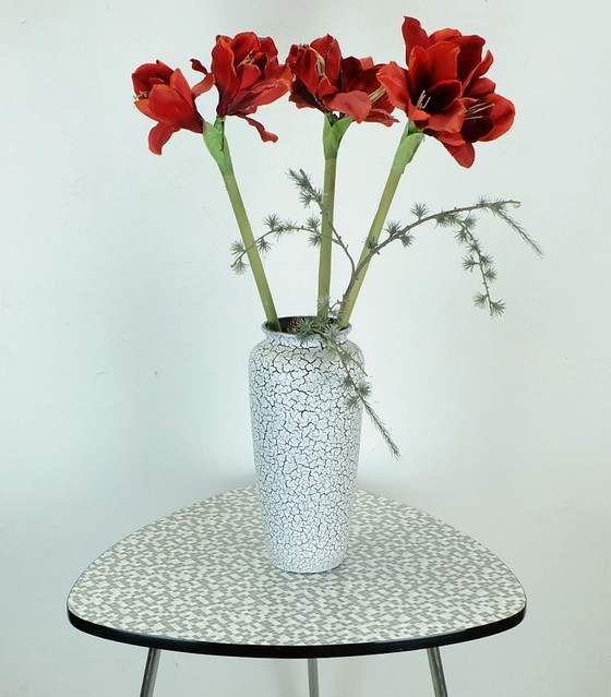 Image 1 of Mesa de centro de tres patas de los años 50 con tablero de formica y patas cromadas inclinadas.