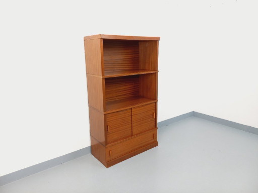 Librería antigua de madera de roble de la década de 1960.