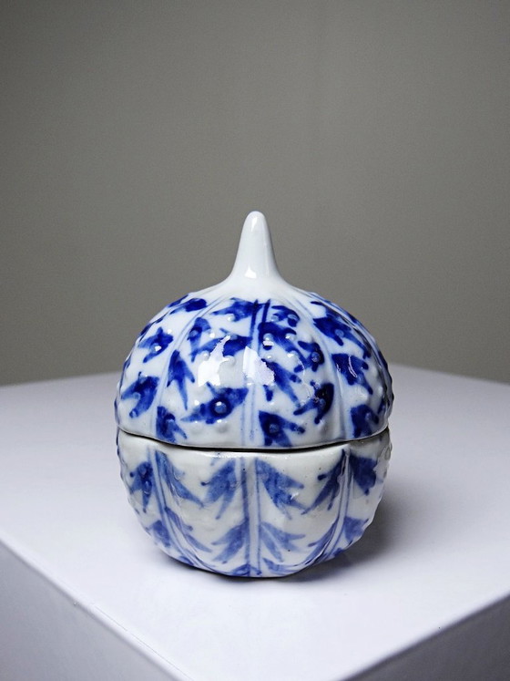 Image 1 of Pequeño joyero antiguo de porcelana china azul y blanca pintado a mano.