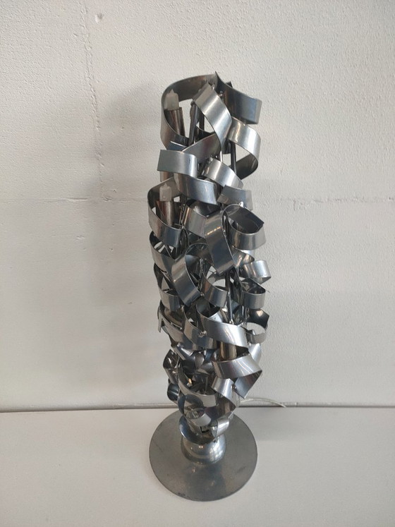 Image 1 of Lámpara de mesa única y exclusiva con detalles metálicos en espiral.