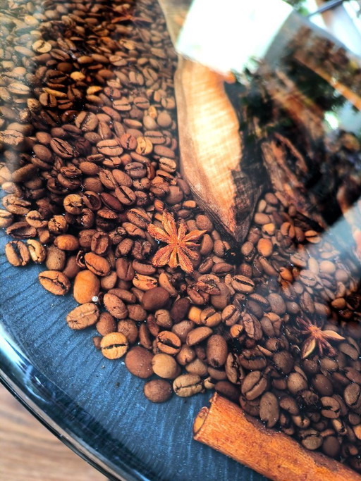 Mesa de centro de resina de nogal hecha a mano con granos de café y anís estrellado.
