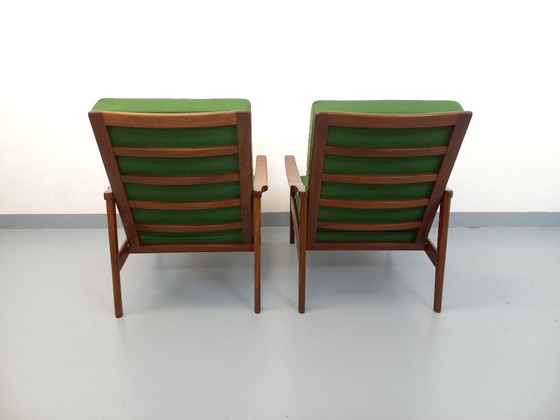 Image 1 of Een paar vintage Scandinavische fauteuils van teakhout met groene stof uit de jaren 60.