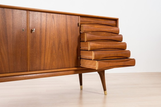 Image 1 of Credenza scandinava in teak, stile Mid-Century Modern, di Sven Andersen, del 1960.