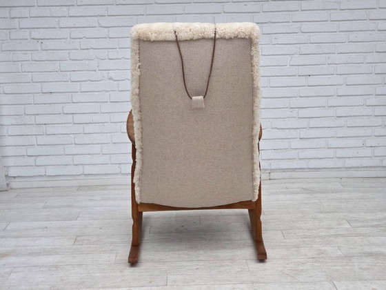 Image 1 of Fauteuil à bascule danois des années 1970, retapissé de véritable peau de mouton de qualité.