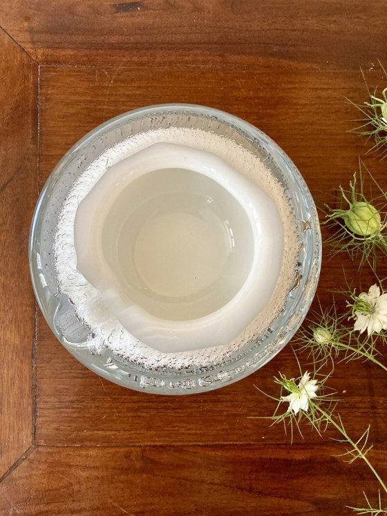 Image 1 of Asbak van een combinatie van bubbelglas en mat glas, in Murano-stijl.