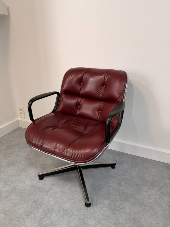 Image 1 of Rara coppia di sedie direzionali Charles Pollock per Knoll – Pelle bordeaux e cromo