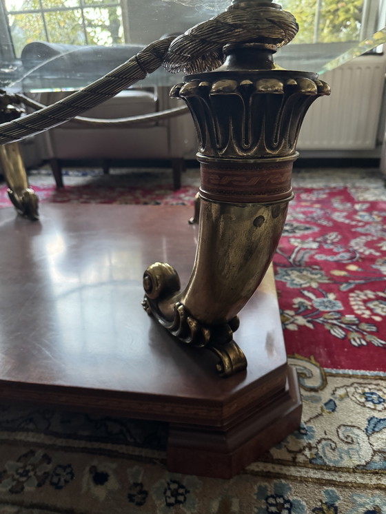 Image 1 of Lussuoso tavolino antico con piano in vetro e dettagli in ottone