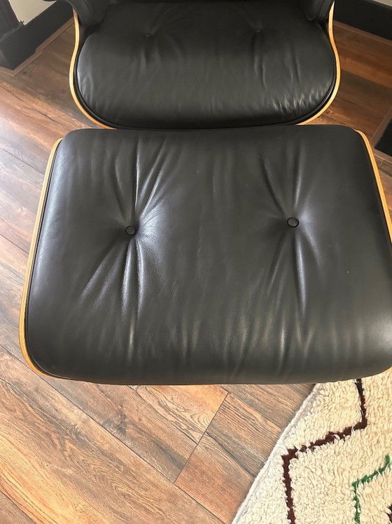 Image 1 of Le fauteuil et le repose-pieds Eames | Charles & Ray Eames