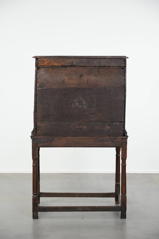 Image 1 of Armoire/meuble ancien en chêne anglais sur support du XVIIe siècle