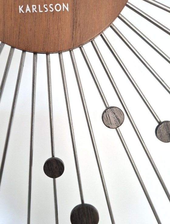 Image 1 of Karlsson Mid-Century Modern Sunburst Wandklok – Teakhout & Metaal – Ø 48 cm