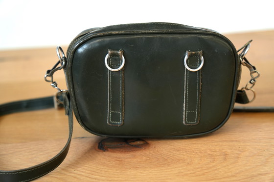 Image 1 of Borsa a tracolla vintage in pelle nera con dettagli in pelliccia: compatta ed elegante