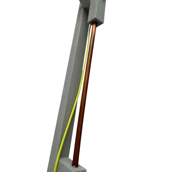 Op maat gemaakte grijze houten vloerlamp met koperkleurige kop – Vloerlampen, Metal, Rubber (photo 9 of 20)