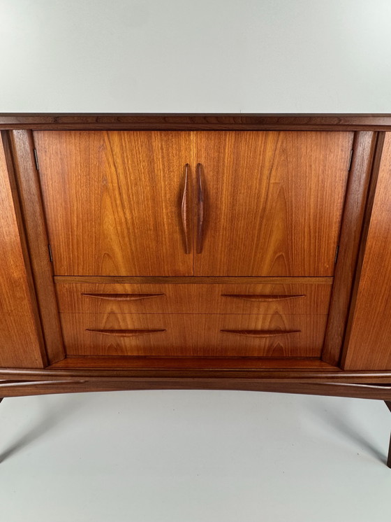 Image 1 of Deens Mid-Century Teak Dressoir – Uitzonderlijk vakmanschap en gebeeldhouwde elegantie