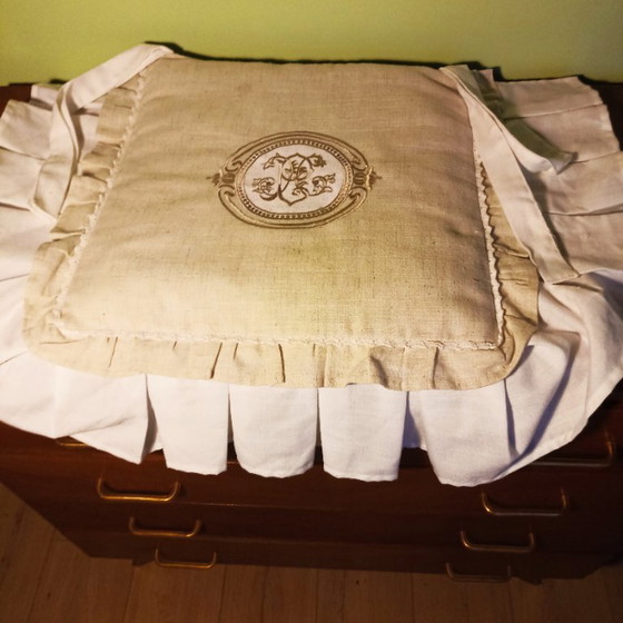 Image 1 of Ensemble de 4 coussins de chaise de luxe - monogramme doré et cantonnière