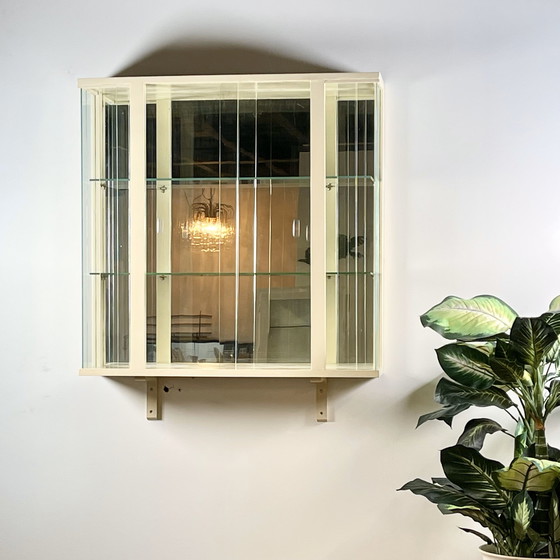 Image 1 of Witte Hangvitrine Met Glazen Latten