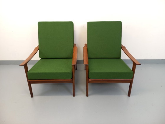 Image 1 of Een paar vintage Scandinavische fauteuils van teakhout met groene stof uit de jaren 60.