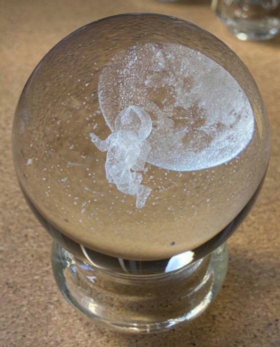 Image 1 of Astronauta con bola de sulfuro de vidrio transparente