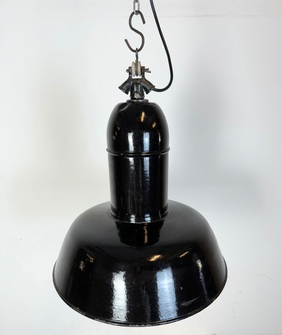 Image 1 of Lampe industrielle en émail noir avec abat-jour en fonte, années 1930