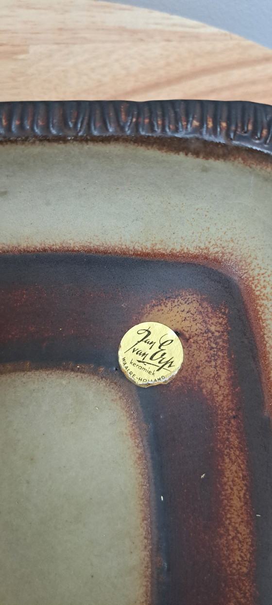 Image 1 of Jan van Erp brutalistische keramiek schaal – 20×20 cm – bruin/groen glazuur – vintage