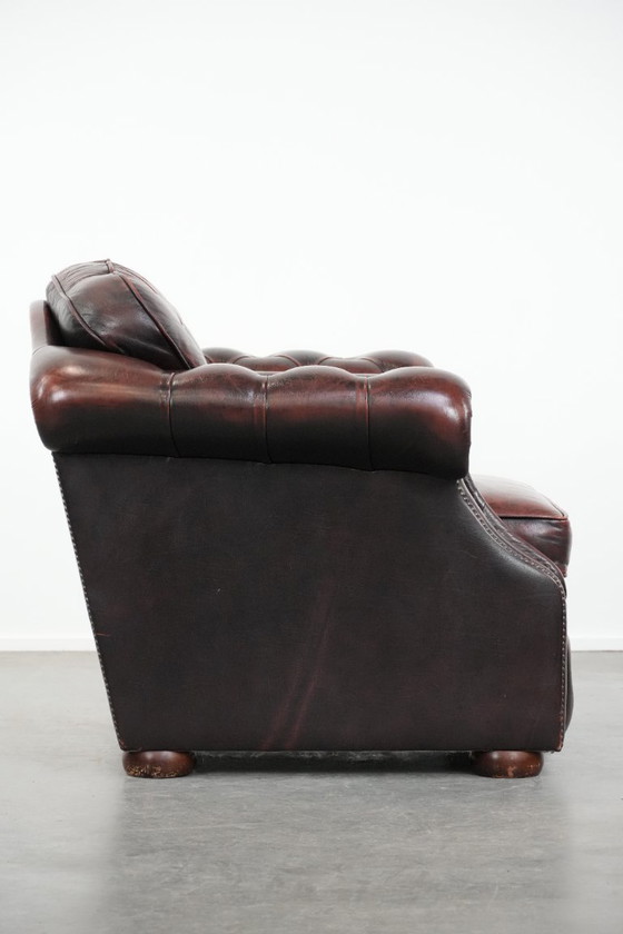 Image 1 of Poltrona Chesterfield in stile inglese in pelle di vacchetta rossa fiammata, in buone condizioni.