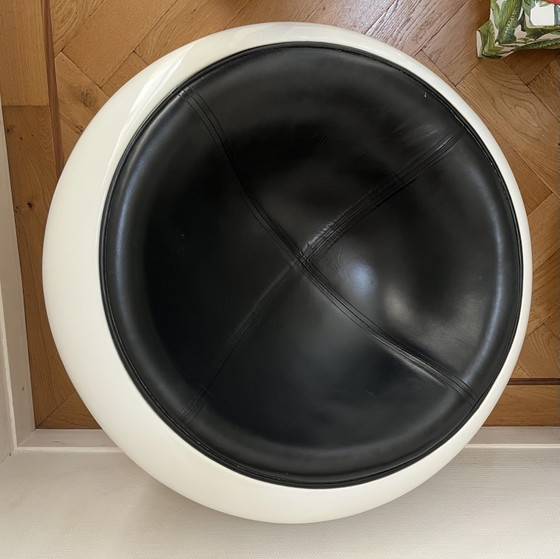 Image 1 of Pair of Vintage Space Age Globe Chairs – White & Black – Ø 95 cm