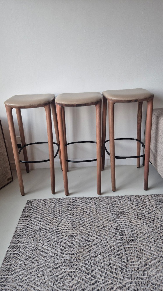 3 x Artisan Neva Hocker, 79 cm hoch, mit Ledersitz und schwarzer Fußstütze, in sehr gutem Zustand (photo 23 of 24)