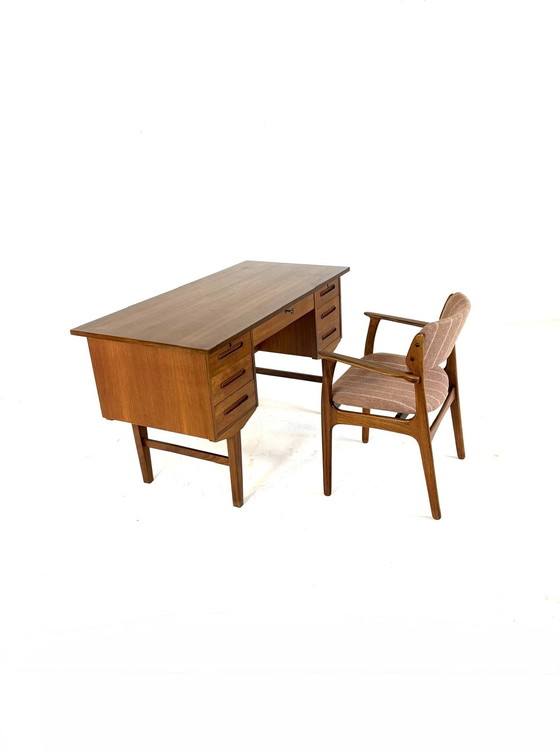Image 1 of Vintage vrijstaand Deens teakhouten bureau ‘60