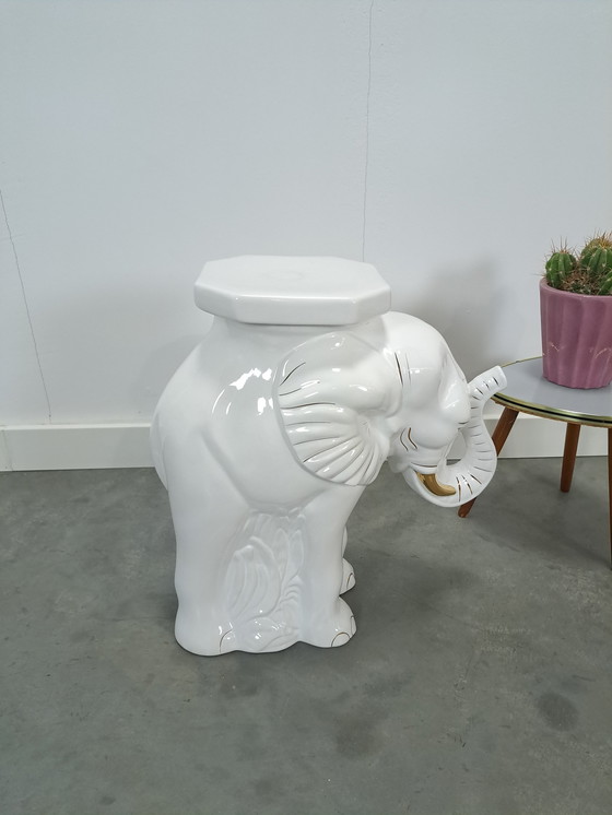 Image 1 of Mesa de planta grande de porcelana blanca y dorada con forma de elefante