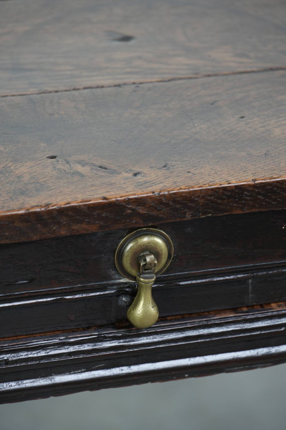 Image 1 of Uniek mooie antieke Engelse side table van eikenhout uit de 18e eeuw met een lade en mooie bobbin gedraaide poten