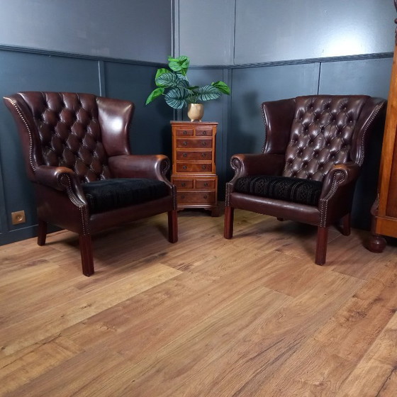 Image 1 of Steigern Sie Ihr Wohngefühl mit diesem beeindruckenden Set Chesterfield-Ohrensesseln aus Kuhfell!