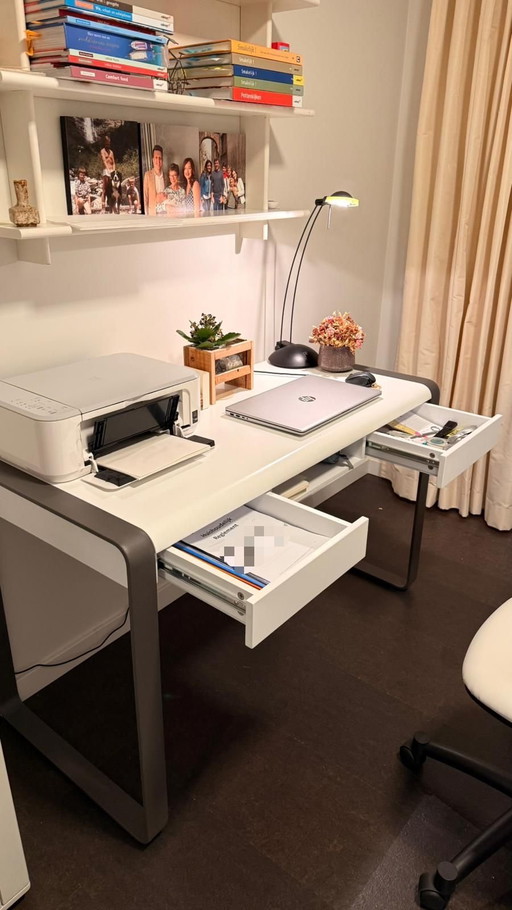 Bureau met bureaustoel 