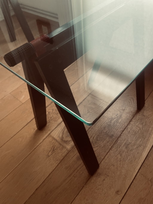 Gaetana Design Bureautafel Met Transparant Glazen Blad Zwart Metalen Poten met rood accent – Zanotta (photo 2 of 13)