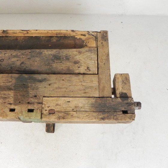 Banco de trabajo industrial de madera con tornillo de banco, 194 cm de largo, década de 1930. (photo 9 of 34)