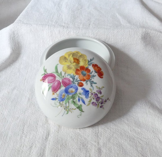 Image 1 of Meissen porseleinen dekseldoos floraal decor gouden rand Ø 13,0 cm 1971 ? 1e keus UK4aeb